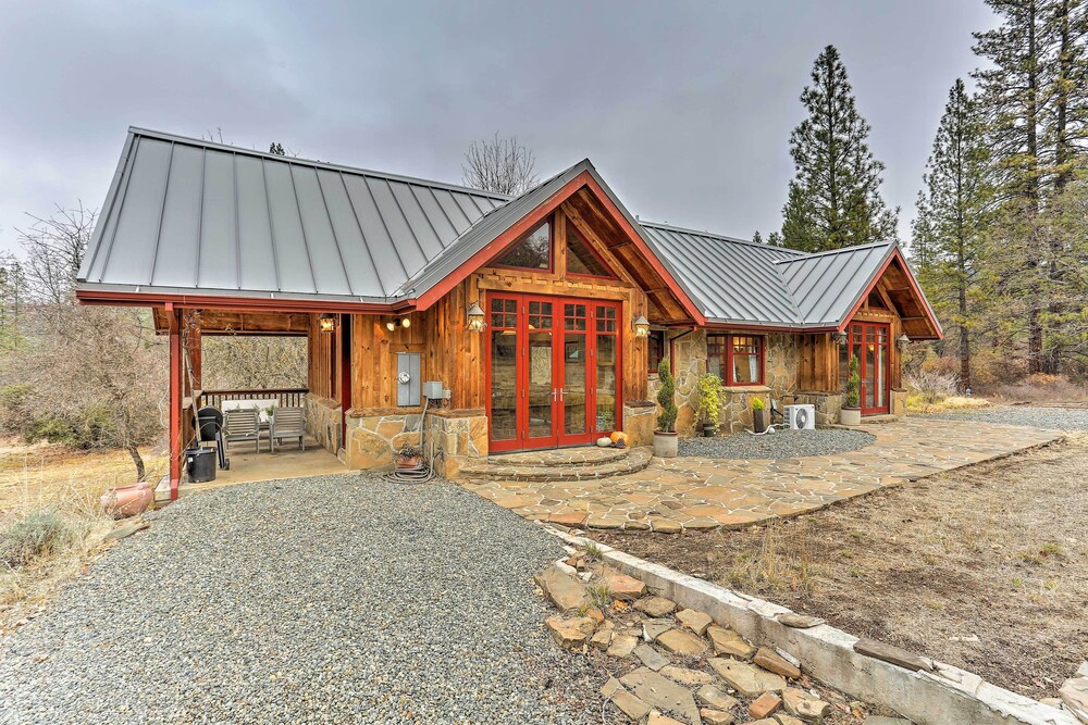 Peaceful Shasta Cascade Getaway on 15-acre Ranch!