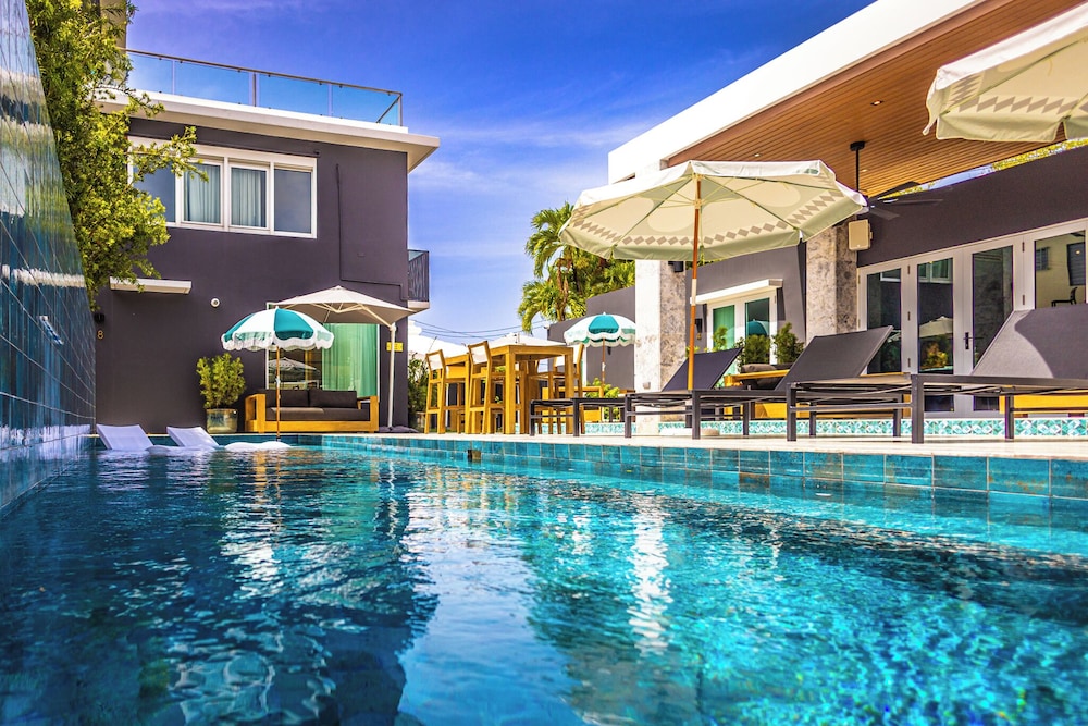 LaDiana QuenRoom Pool ResortVibe NearBch