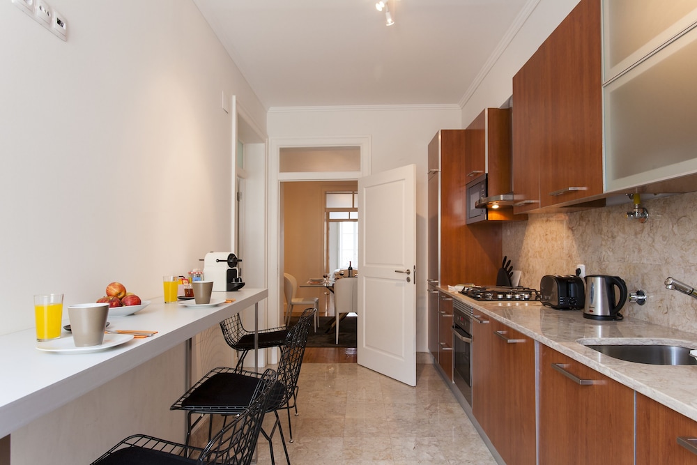 JOIVY Stylish 2BR Apt w/balcony at the heart of Baixa