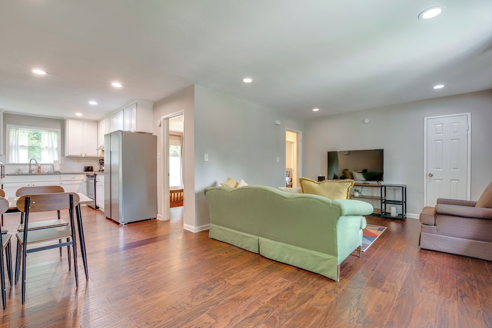 Inviting Home w/ Backyard: 8 Mi to Dtwn Atlanta!