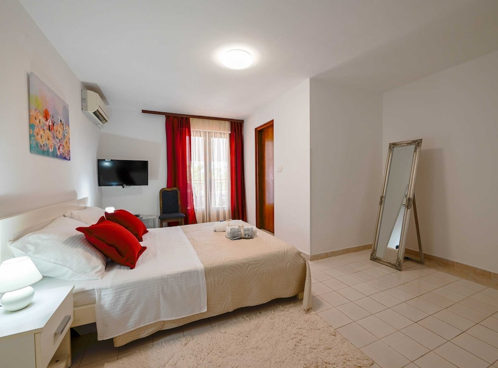 Calm and Stylish Rooms With Balcony