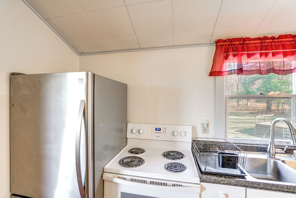 Quiet Country Living: Farmhouse Apt Near Hudson!