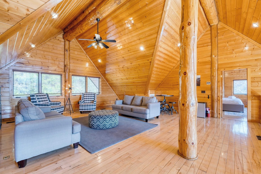 Pinnacle Chalet by Avantstay Luxury Cabin w/ Panoramic Views, Fireplace & Game Room