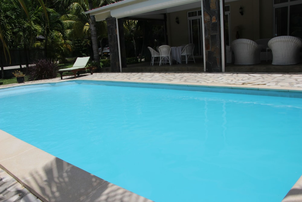 Tropical Villa 5 Min to the Beach