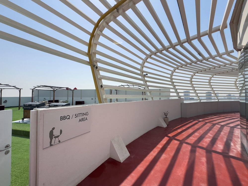 Vogue Opalz short Drive to Dubai Hills M