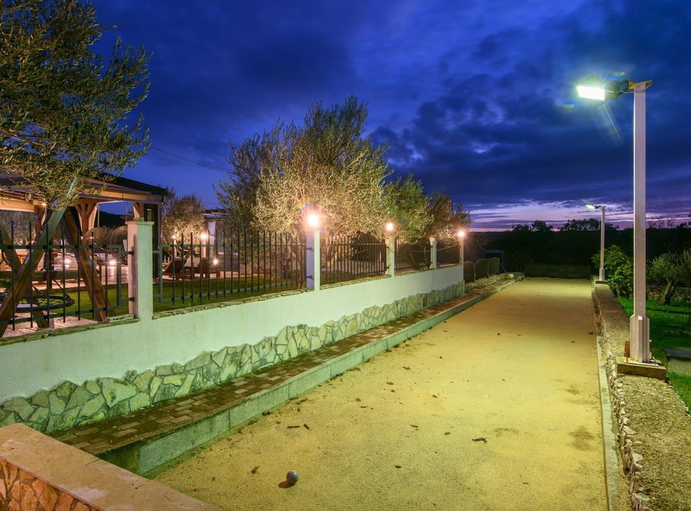 Vila Nira Radonić