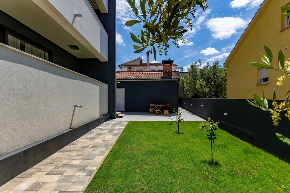 Exquisite Prestige Luxury Apartments With Shared Pool