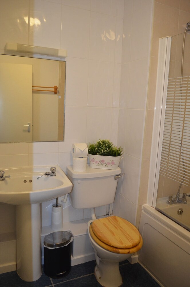 MetroStays - Riverside Apartment