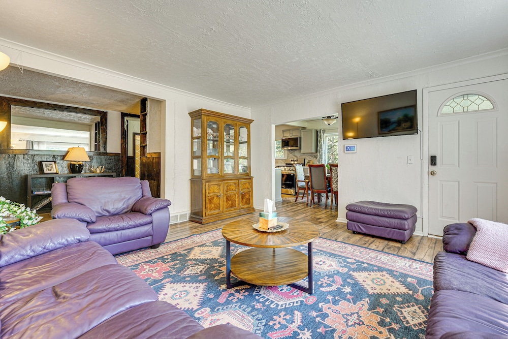 Private Pool & Yard: Pet-friendly Home in Toledo