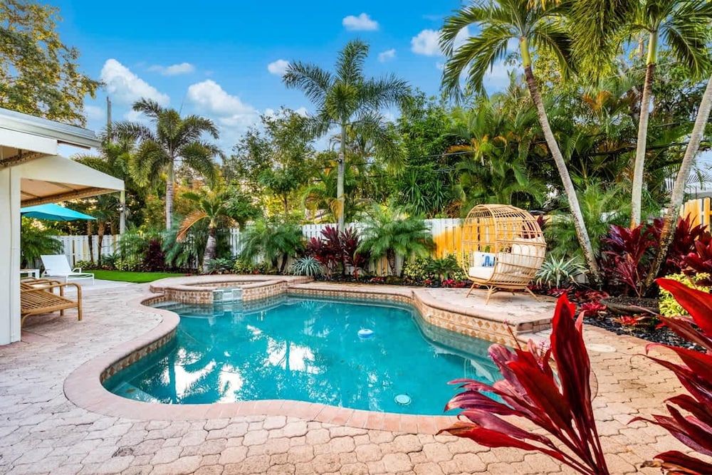 Tropical Getaway Heated Pool Patio Retreat