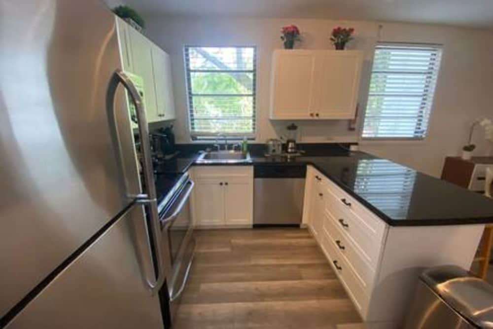 Pool Parking 2 Bedroom Retreat Sleeps 5
