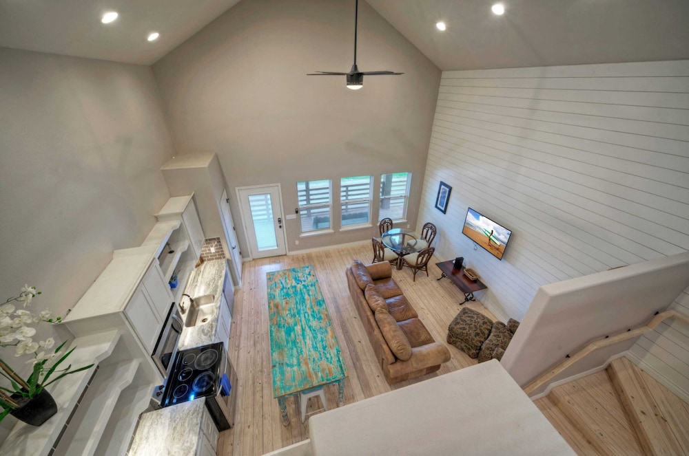 Sleeps 28 2 Homes w/ Boat Dock & Waterfront Pool Laguna Village Haven