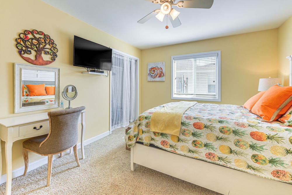 Steps to Beach: NMB Condo w/ Balcony & Pool Access