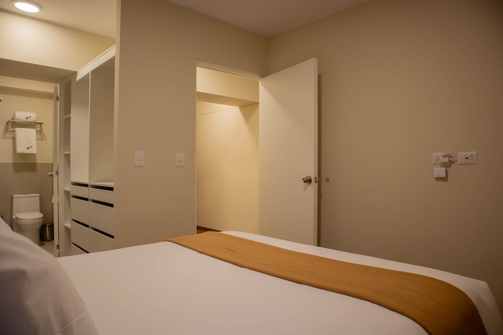 w Striking 1BR w Perfect Balcony Near Kennedy Park