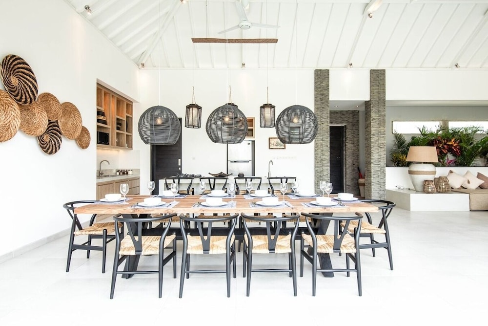 Contemporary 4BR Villa, 400m to Canggu Shore