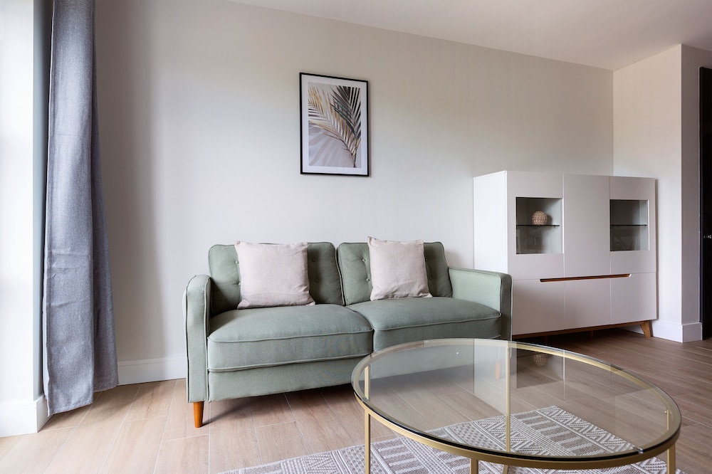 Elegant 2 Bed Flat with Balcony in Finchley