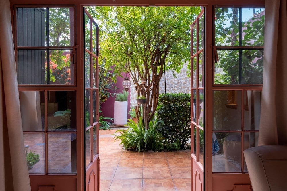 Centro 4bedroom Home on Stirling Dickinson view 5
