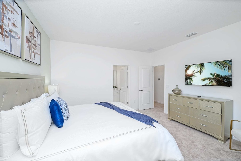 Upstay Luxury Resort Home w Pool & Patiosleeps 26