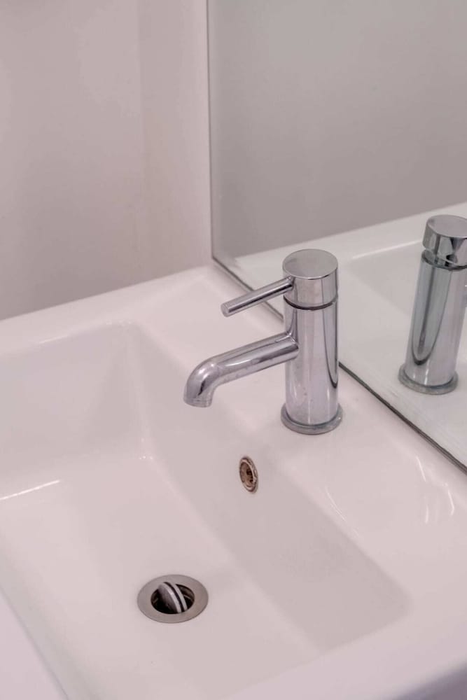 Stylish & Light Victorian 2BD Flat - Holland Park