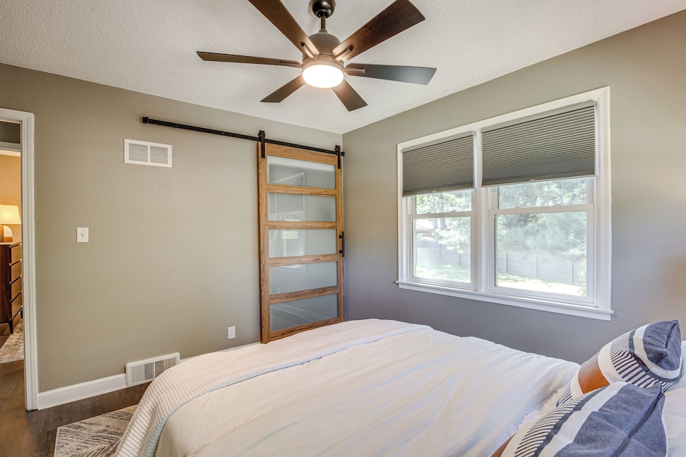 Chic Family-friendly Home in Riverside: 7 Mi to KC
