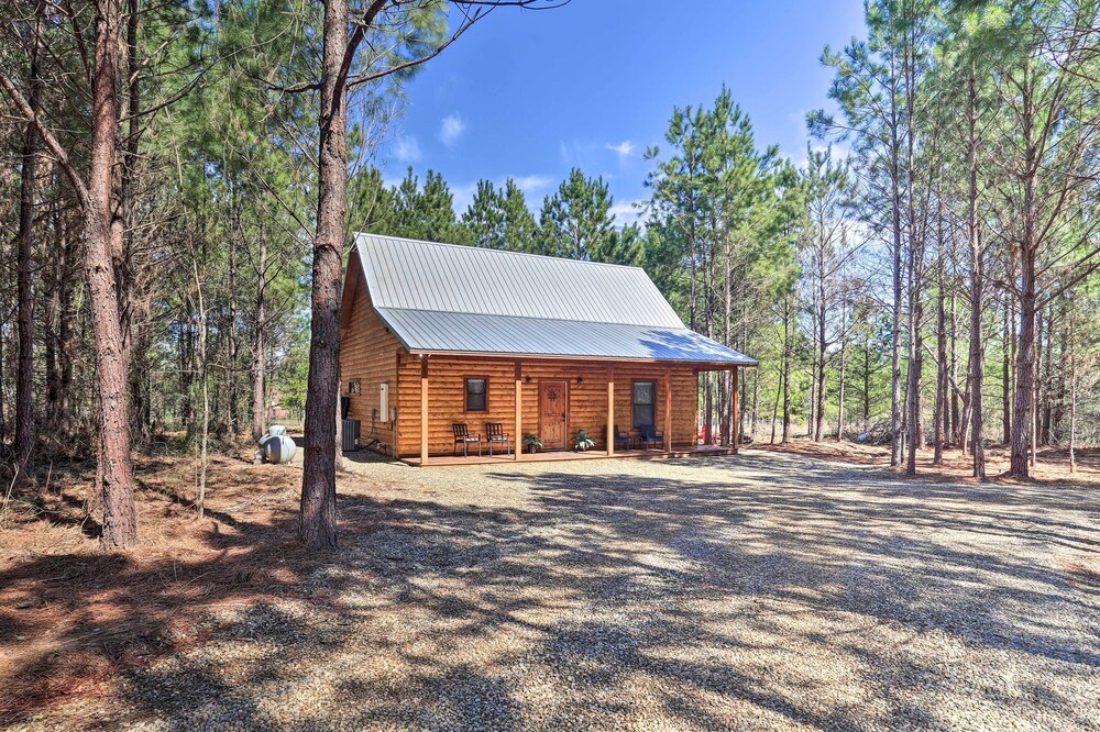 'the Breeze' - Broken Bow Cabin w/ Hot Tub & Deck! view 5
