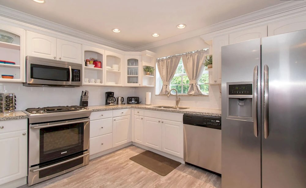 Sunlit Escape 3BR 2BA w Private Pool Backyard