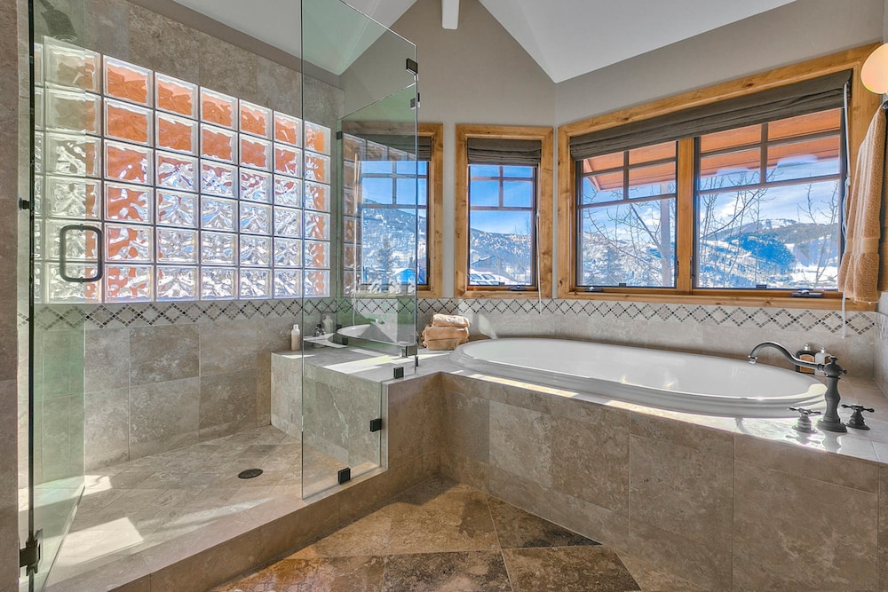 Telemark Luxury Retreat by Avantstay Stunning Views w Hot Tub Theatre Room and Pool Table
