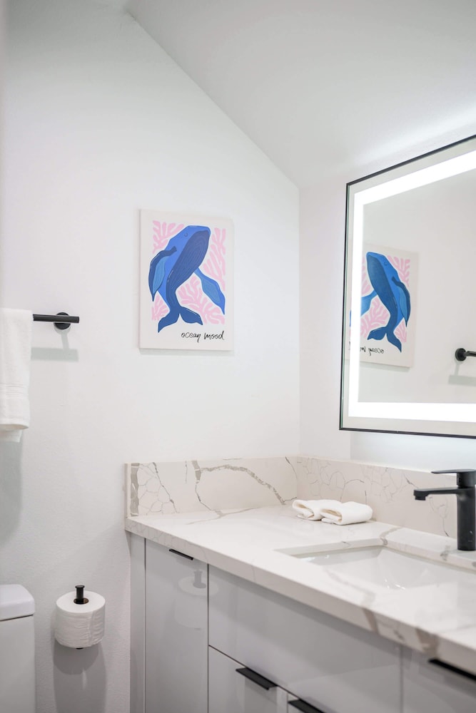 Not Affected by the Fire/modern Spacious Home With Parking & Fully Equipped Kitchen #3