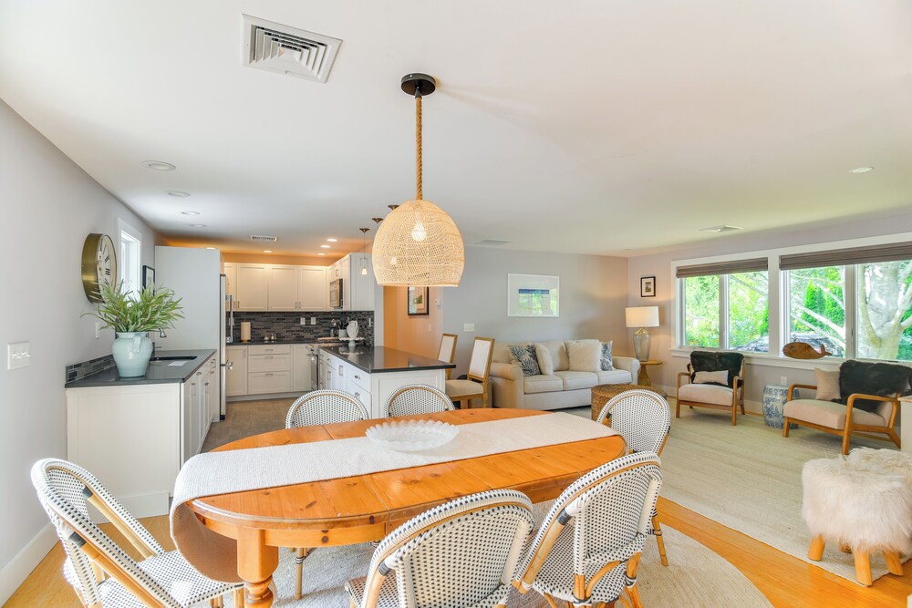 Coastal-modern Home < 3 Mi to Charlestown Beach!
