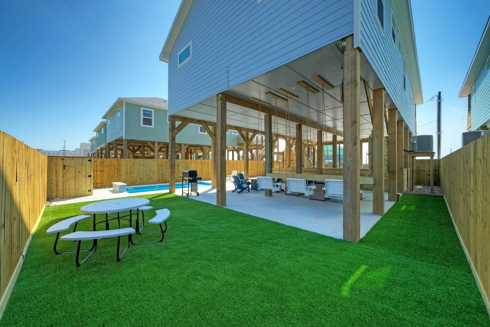 Deja Blue Coastal Retreat w/ Pool, Firepit, BBQ & Outdoor TV Lounge