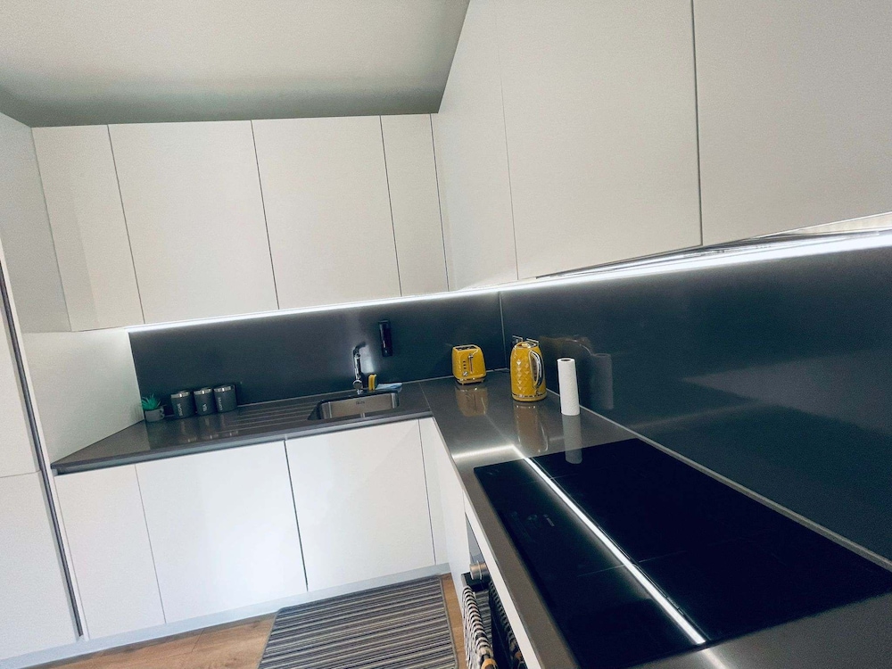 City Sky View Centre Luxe Apartment - 2 Bedrooms