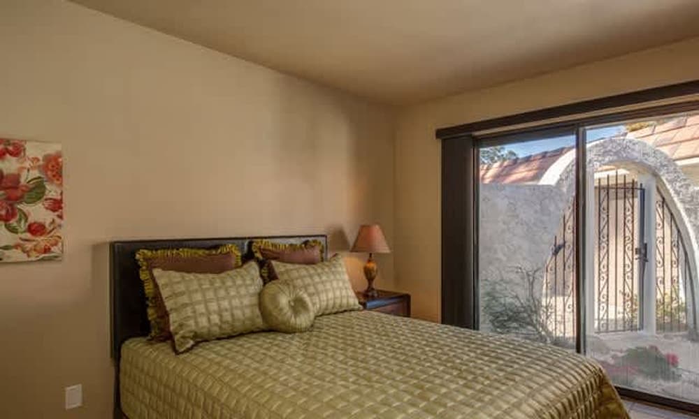 Stylish Condo With Golf Course Views