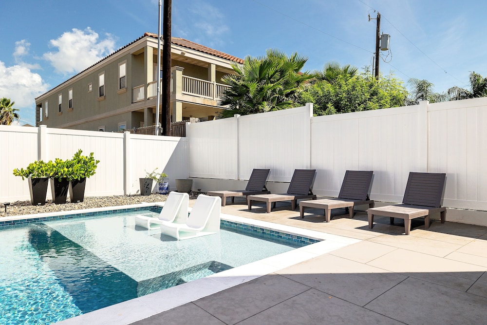 Miramar House, 120 E. Constellation 6 Bedroom Home