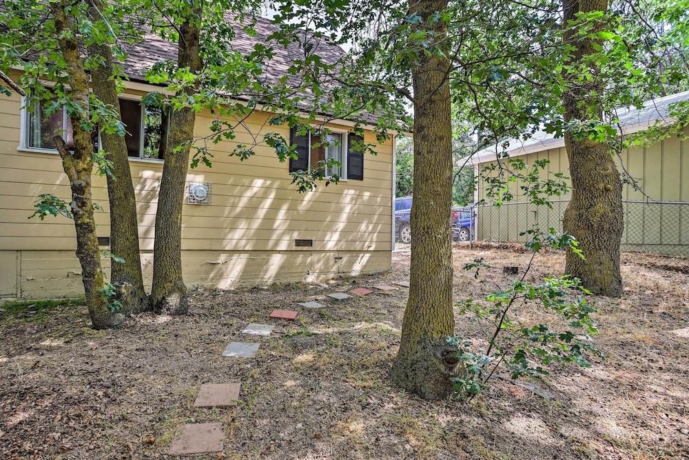 Cozy Crestline Cabin, Close to Lakes, Parks!