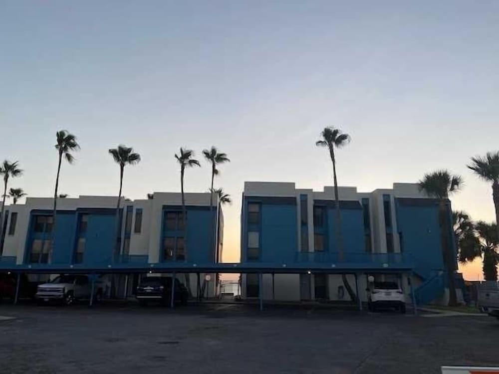 111 Las Brisas Poolside Condo 1 Bedroom Condo by RedAwning view 3