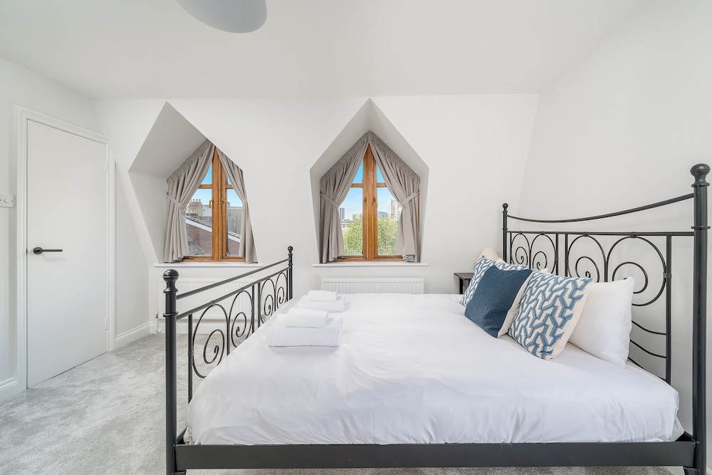 Chic 2BR Battersea Flat - Terrace & Pet-Friendly