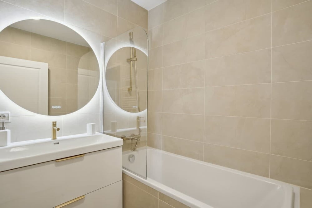 Elegant New Apartment With Balcony in the 16th - M