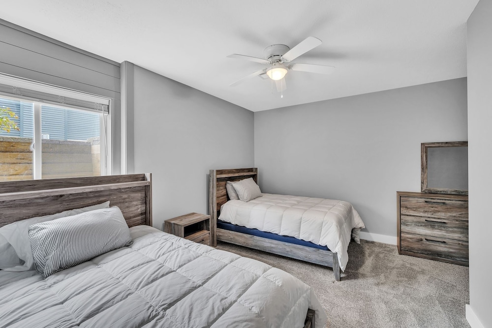 Pet-friendly Getaway With Golf & Private Patio Retreat 4 Bedroom Home