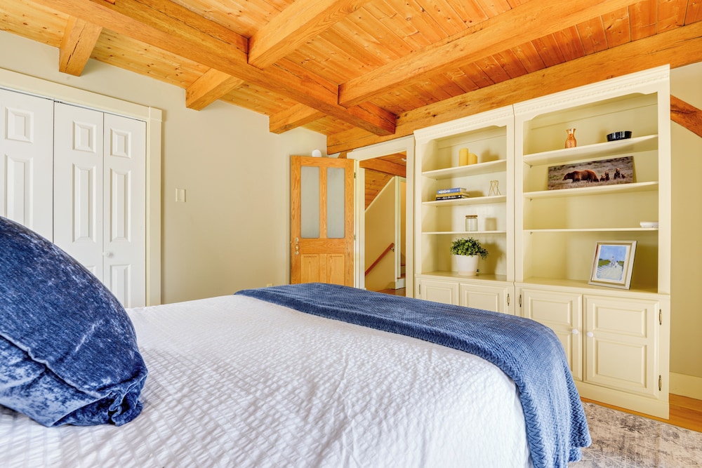 10 Mi to Mt Snow! Grand Estate Built to Entertain