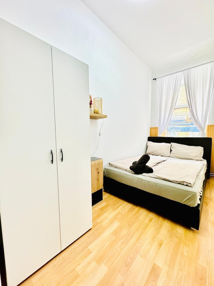Urban 10BR Retreat Near Rathausplatz
