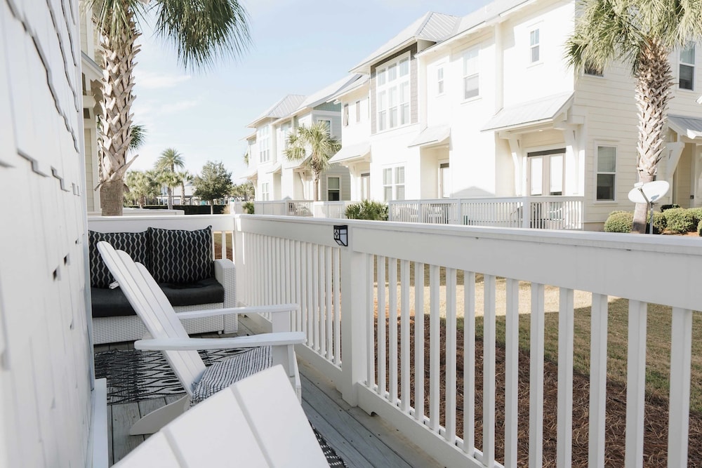 Arcade, Bar, Prominence Resort Pool and Gym Access, Close to Beach Sea Happy