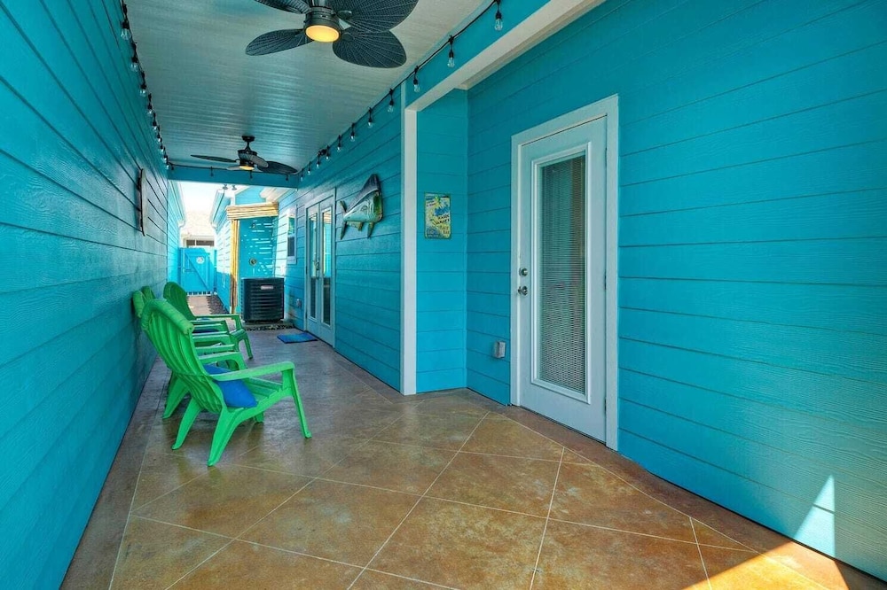 Sleeps 18 2 Beach Homes w/ 2 Pools, Playground, Covered Patios Pirates Bay