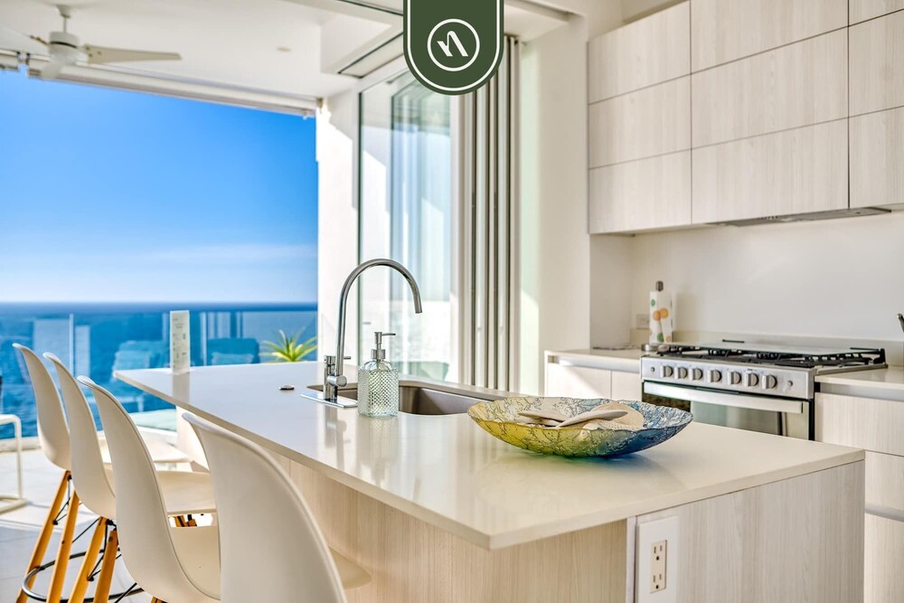 Oceanview Luxury Condo - Private Beach - Rooftpop