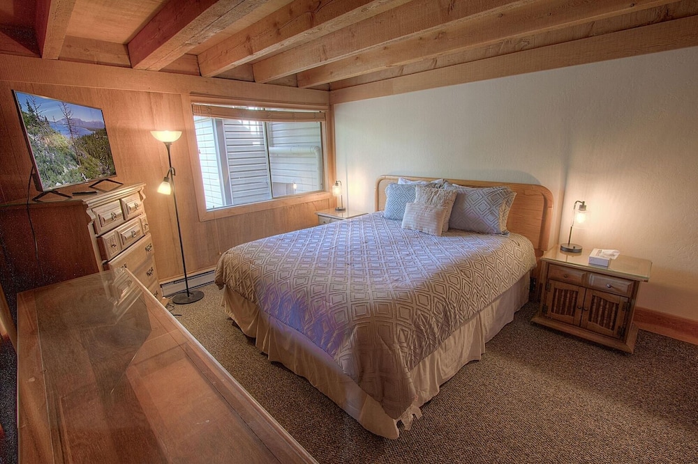 Woody's Clubhouse 3 Bedroom Home by Redawning view 5