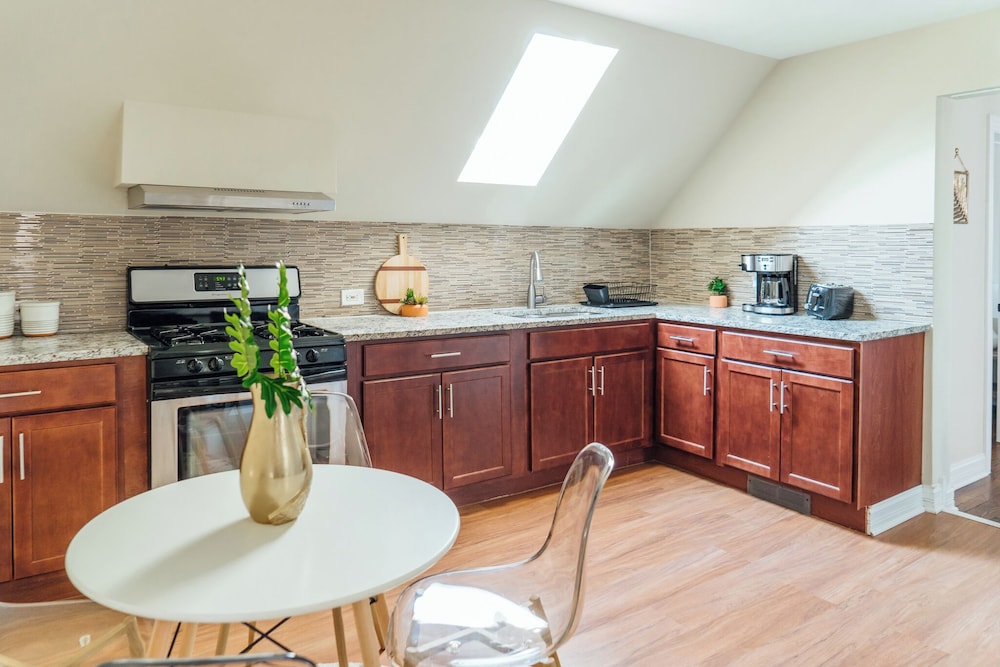 Homey 2BR - Central Charming