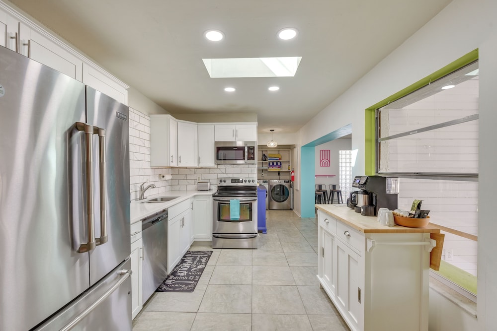 4 Mi to Riverwalk: Bradenton Home w/ Game Room