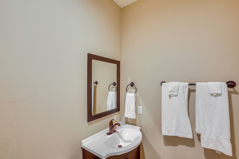 Spacious Group Getaway Near Cumberland River!