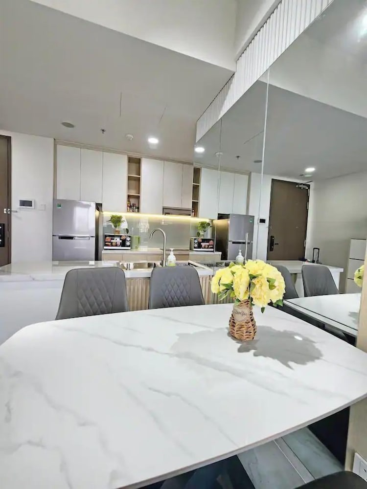 Cardinal Court Apartment
