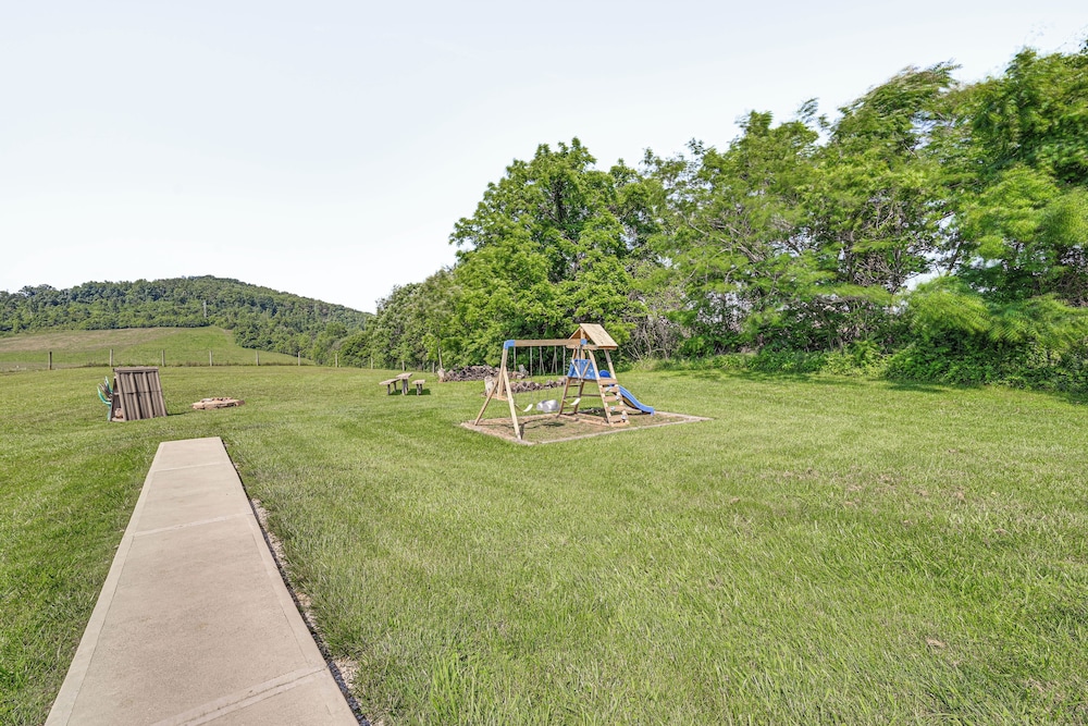 Near Dtwn Somerset: Tranquil Getaway w/ Fire Pit
