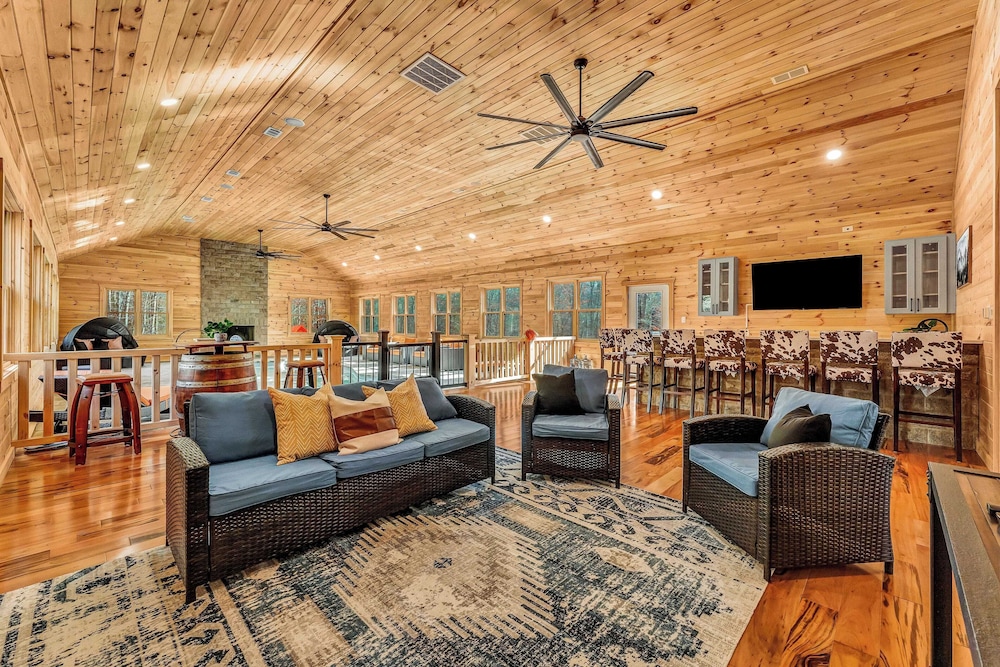 Grand Timber by Avantstay Indoor Pool, Sports Court, Game Room, & More!